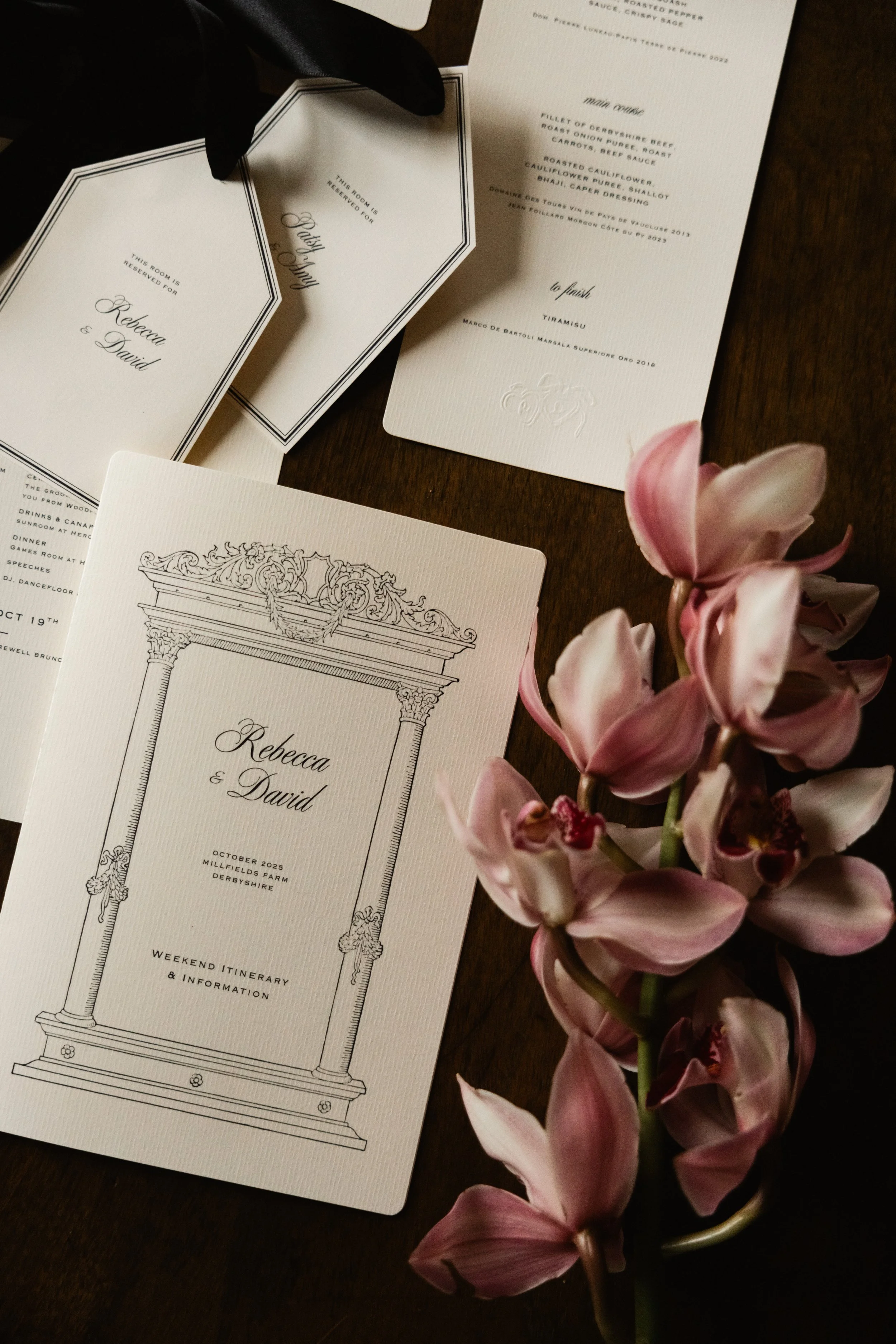 Bryllupsinvitasjoner for Rebecca og David, med en dekorativ rammeillustrasjon og detaljert informasjon om bryllupet, pluss en rosebukett med lyserosa blomster.