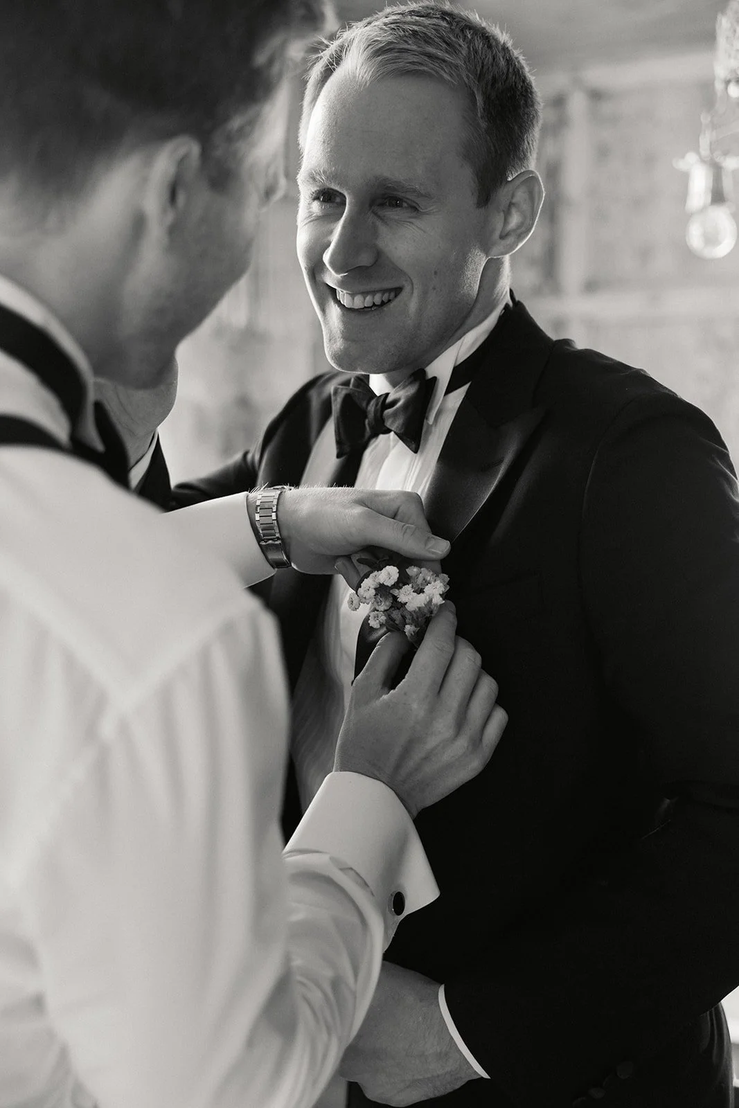 To menn i formelle klær, en buss i bakgrunnen.