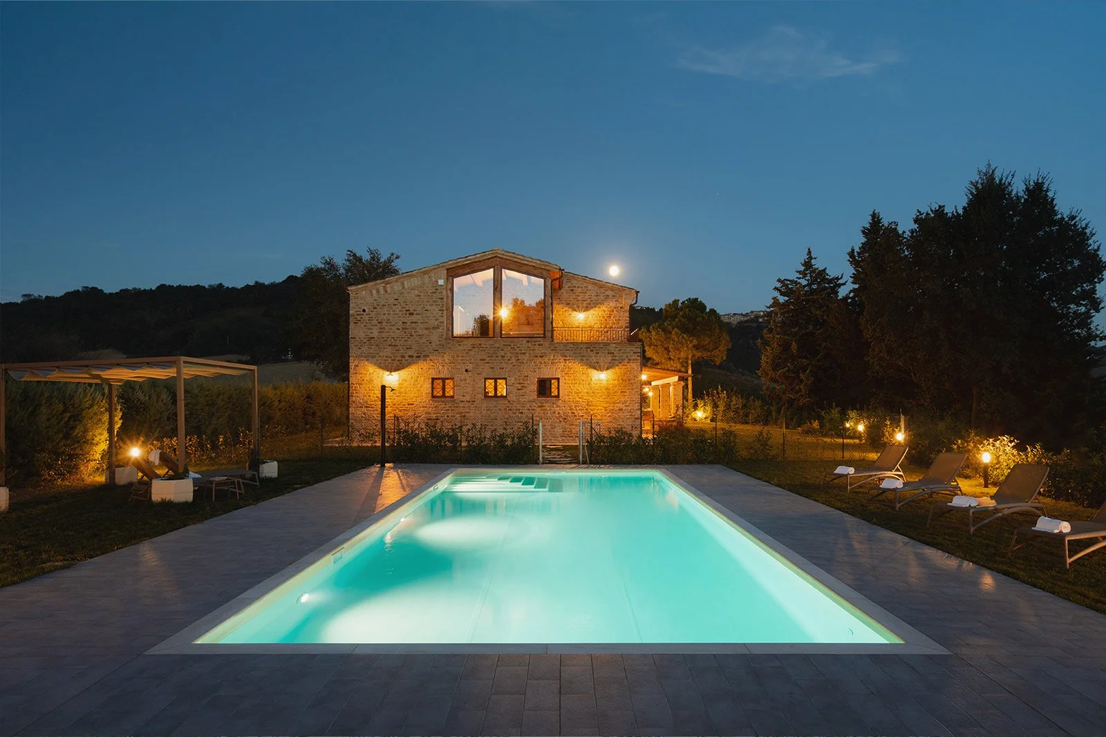 Fully personalised ceremonies reflecting your love story. Fluent English-speaking officiant for US and Australian guests. Expertise in destination weddings across Tuscany, Lake Como, Amalfi Coast, Puglia, Sicily and Le Marche