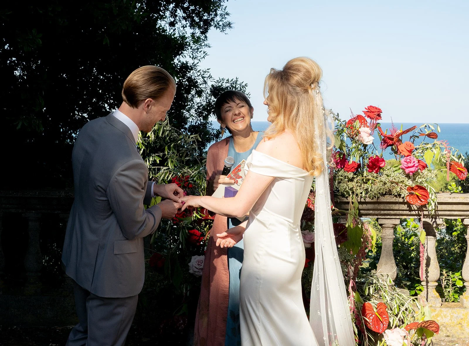 English speaking wedding celebrants luxury accommodations and Italian activities. A wedding in Italy becomes a complete vacation with curated food and wine experiences for all guests. Celebrant who understand both wedding planning 