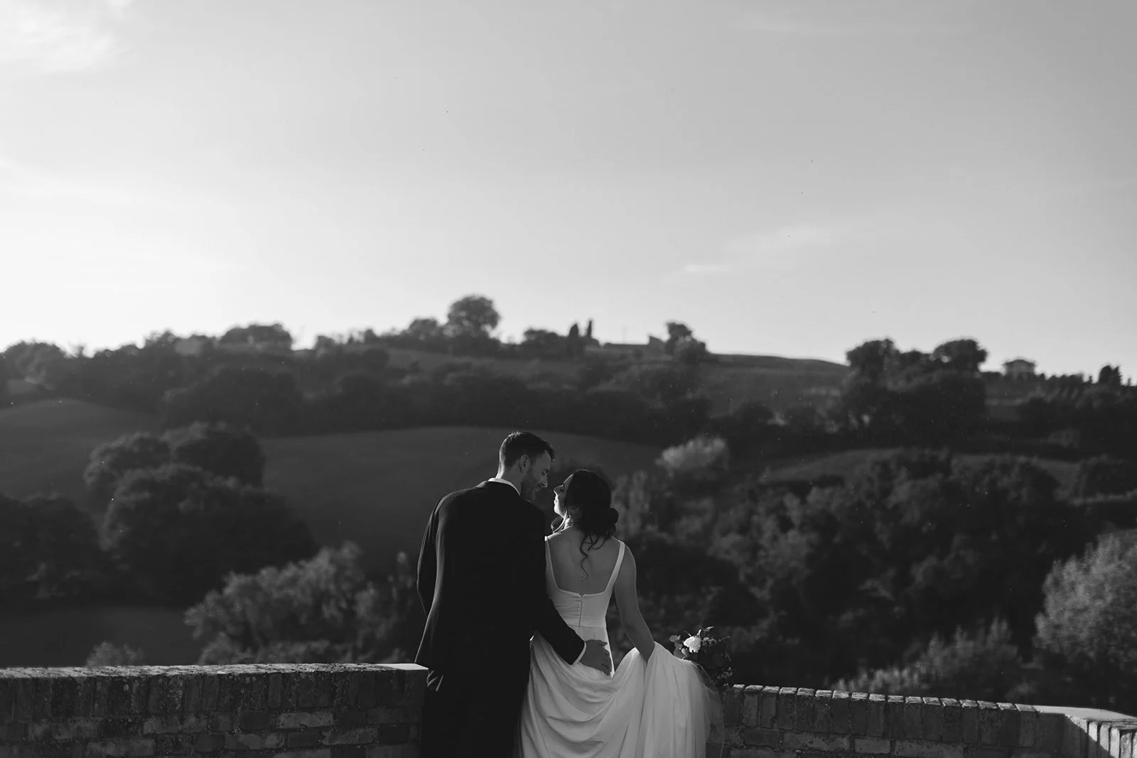 Tuscany vows renewal often takes place in vineyards, olive groves, or charming hilltop estates, with a focus on romance, elegance, and local culture. Lake Como vows renewal combines lakeside views, private boats