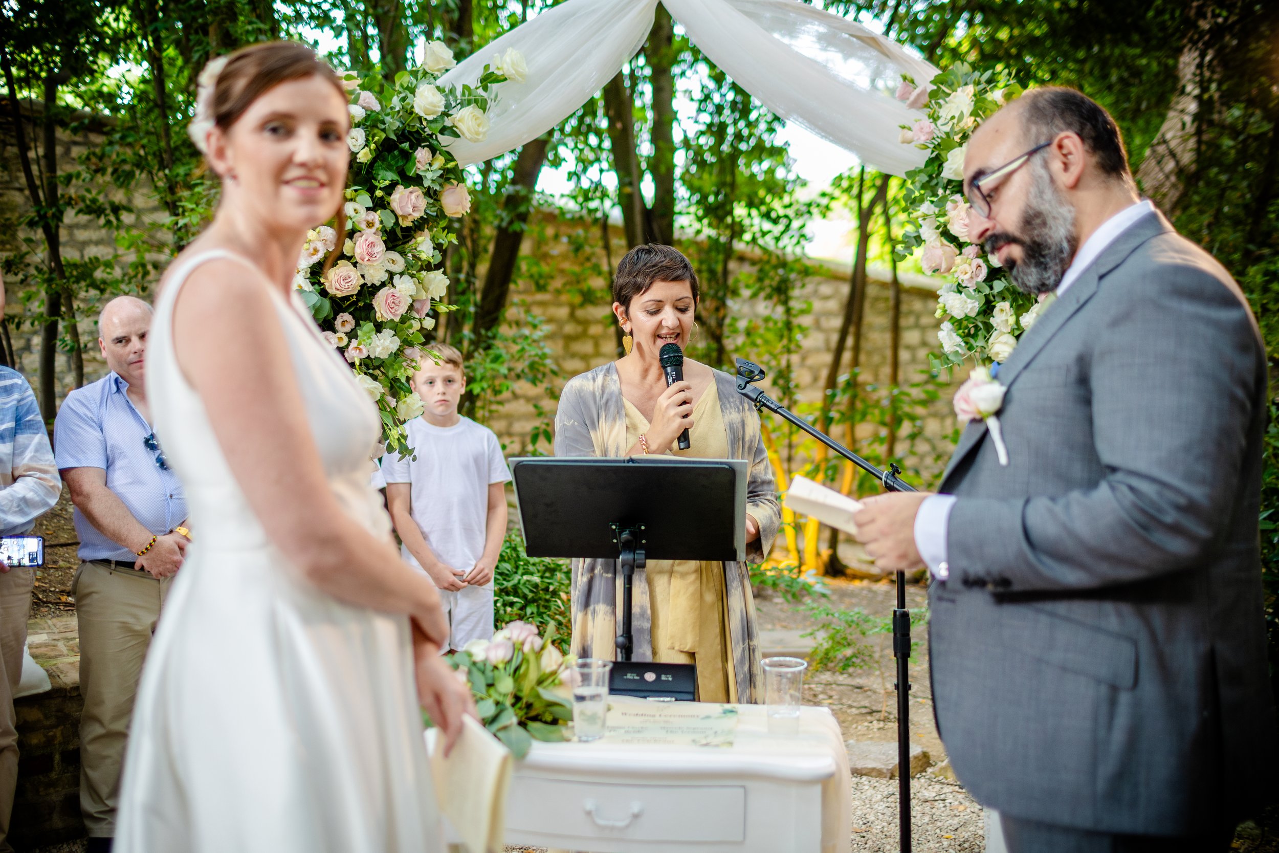 A wedding celebrant specialising in symbolic marriage rituals for Italian couples seeking a personalised and romantic ceremony