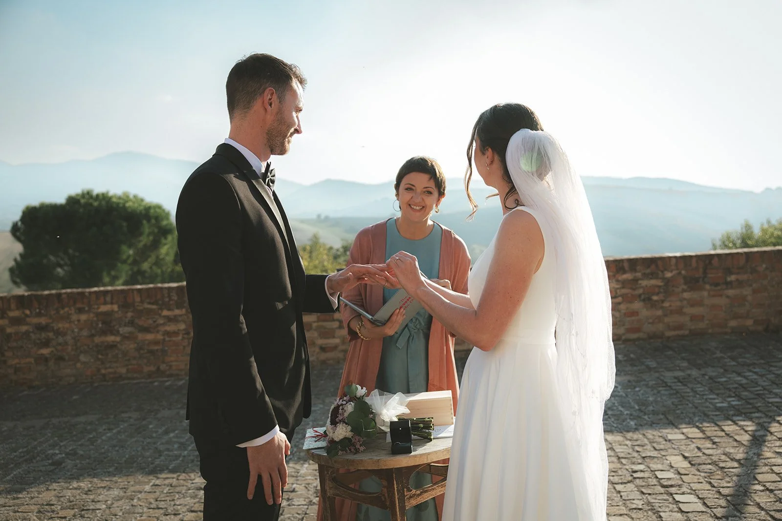 An Italian wedding celebrant creating bespoke symbolic ceremonies for couples in Italy.
