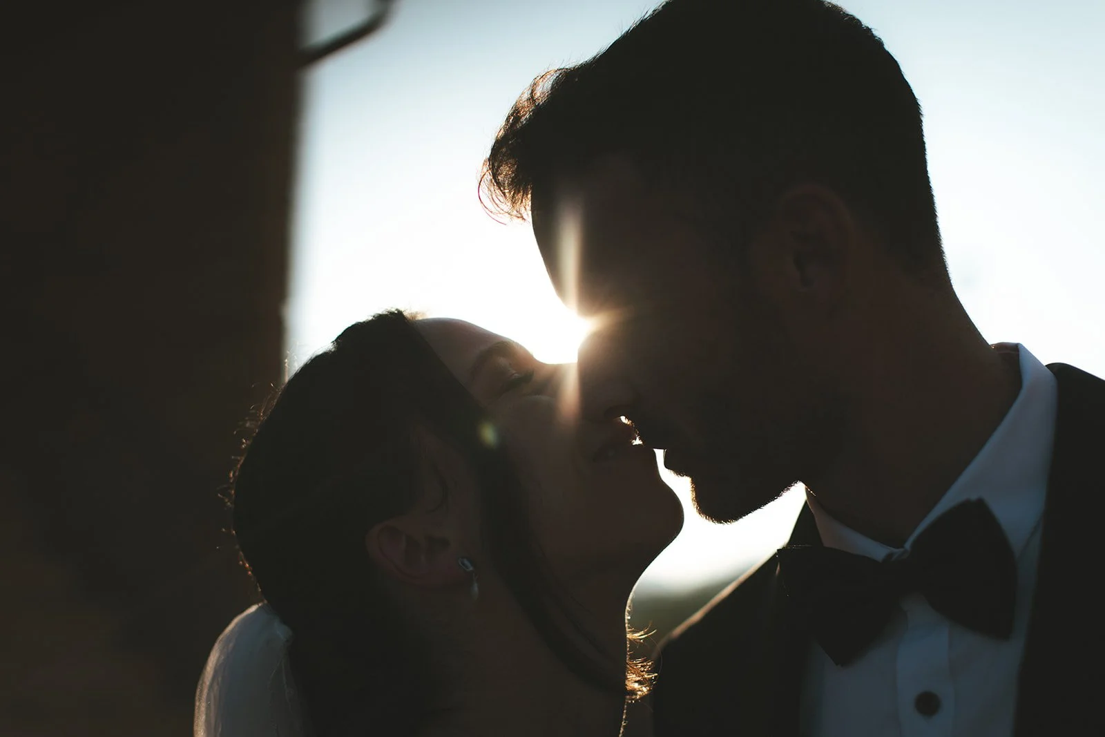 Luxury wedding Italy experiences combine exquisite cuisine, fine wine, and unforgettable celebrations. Many couples desire not only a ceremony but a full Italian holiday for themselves and their guests, including vineyard tours, olive oil tastings