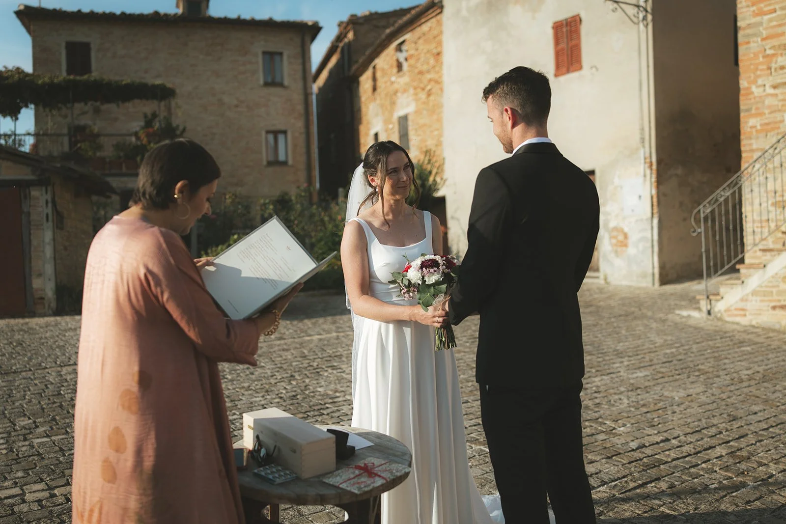 Couples love having an independent celebrant like Paola Orazi to guide them through the ceremony while integrating Italian culture, gastronomy, and stunning scenery.