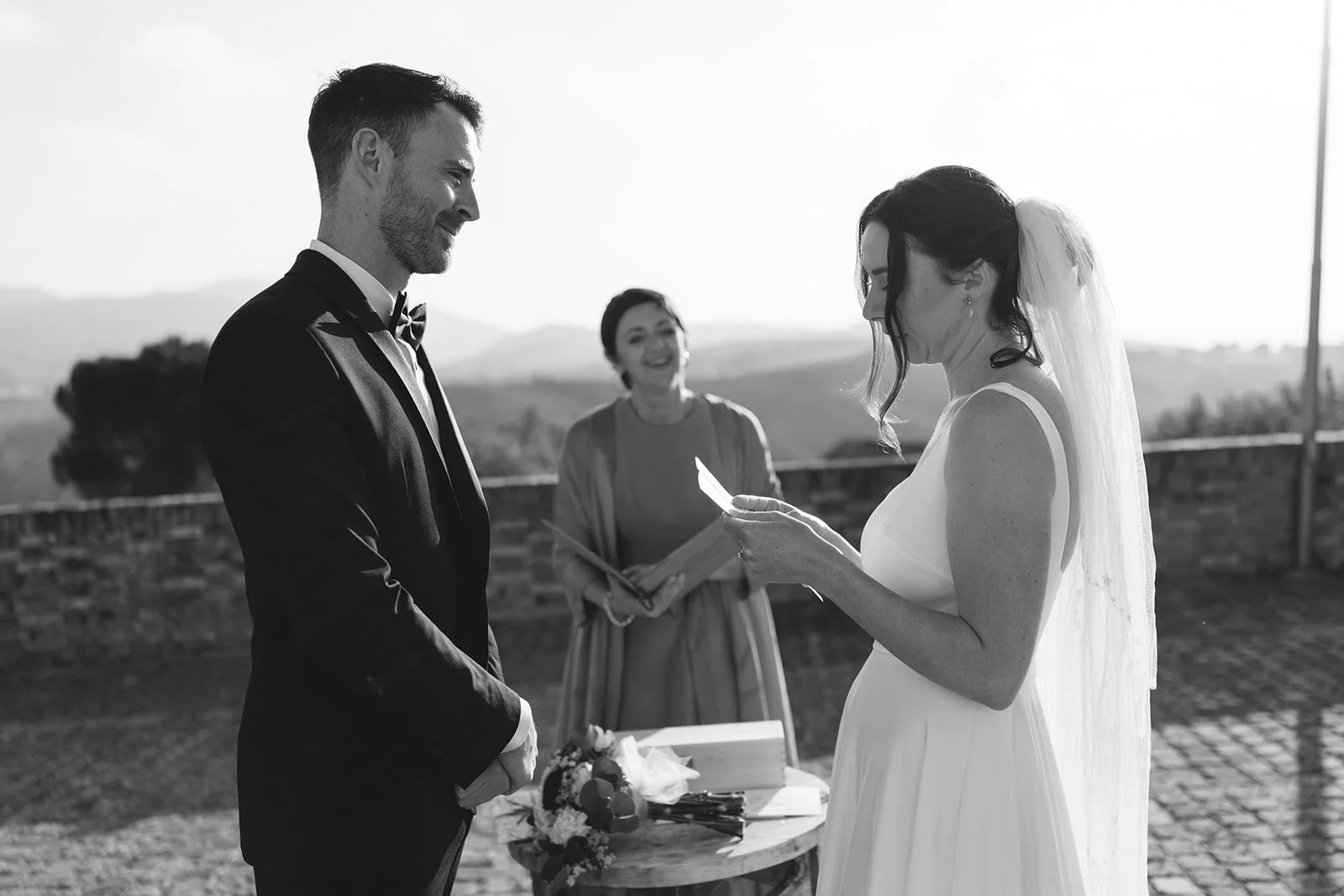 a wedding celebrant in Italy combines romance, storytelling, and flawless organisation. American and Australian  English-speaking wedding celebrant in Italy who can deliver a personalised, meaningful ceremony.
