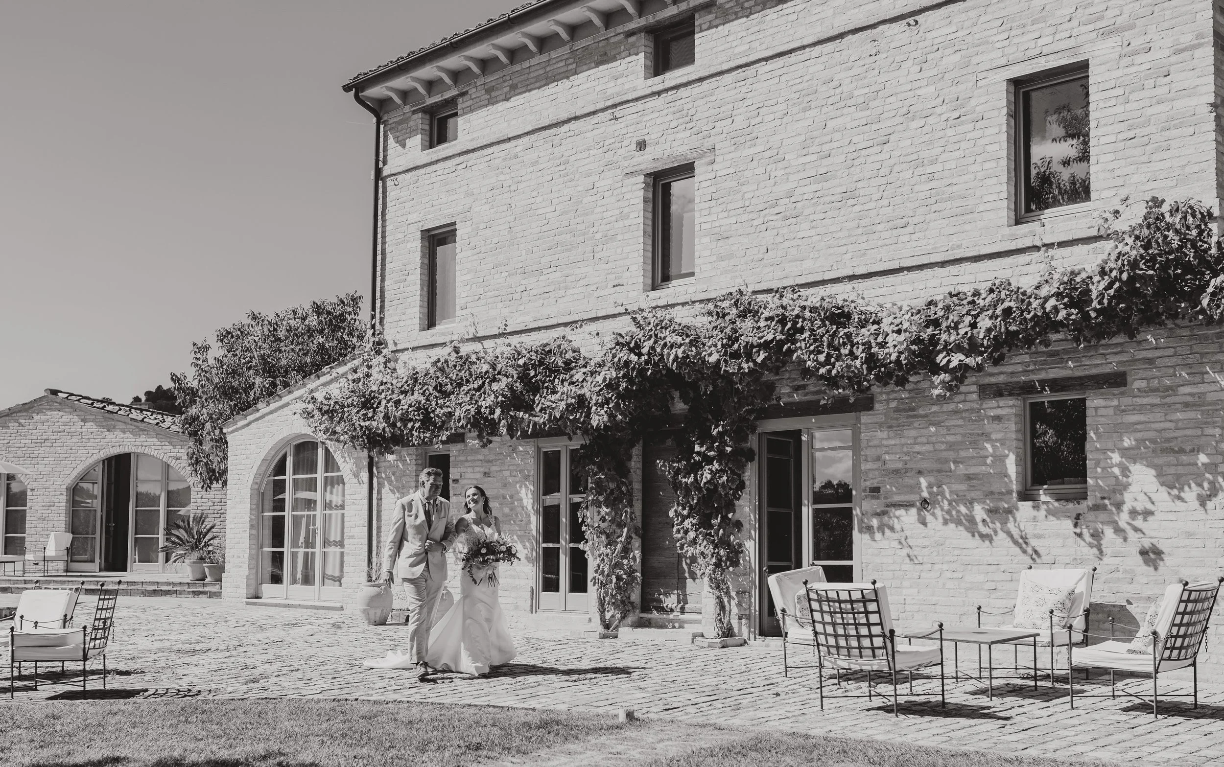 Vows renewal the celebration with a luxury Italian holiday: guests can enjoy wine tastings, local cuisine, cooking classes, and scenic excursions, making the event a multi-day unforgettable experience. 