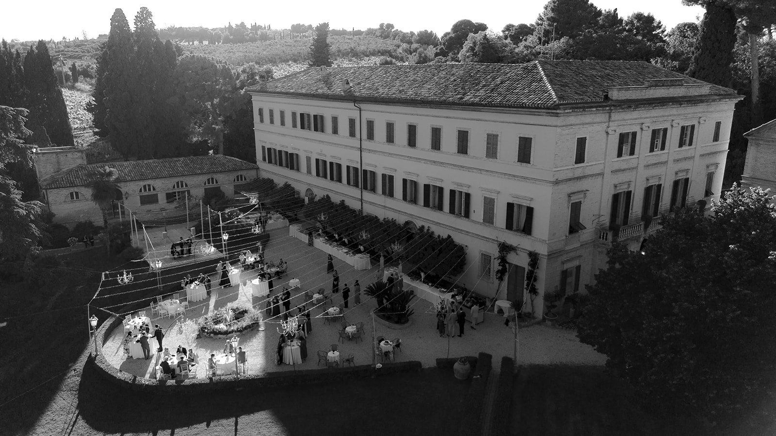 Every love story is unique and so should be your wedding ceremony. Paola Orazi Independent Celebrant the best thoughtful approach. Italy. Wedding in Rome. Married by Paola.