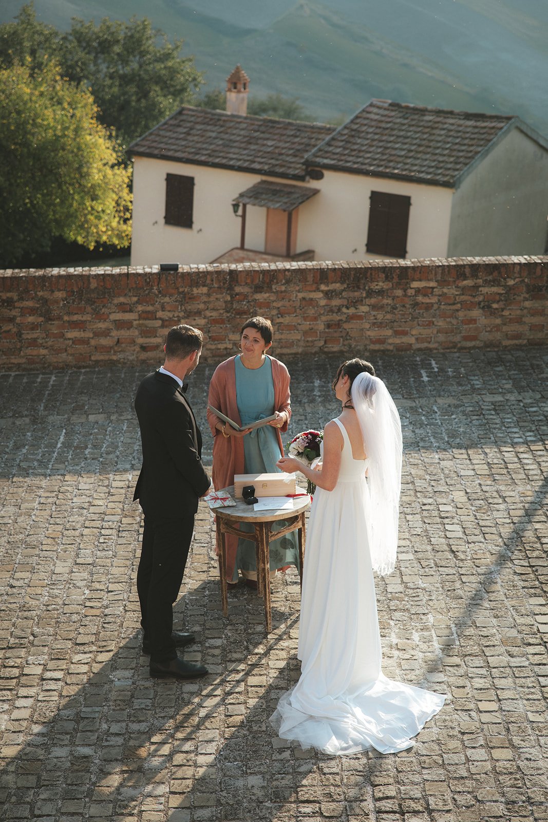 Vows renewal is also an opportunity to combine the celebration with a luxury Italian holiday: guests can enjoy wine tastings, local cuisine, cooking classes, and scenic excursions, making the event a multi-day unforgettable experience