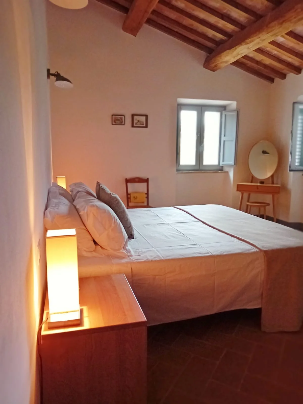 I am Paola Orazi, independent celebrant in Italy, and I specialise in working with American and Australian couples to create bespoke, symbolic and luxury weddings. Couples choose me because I provide: