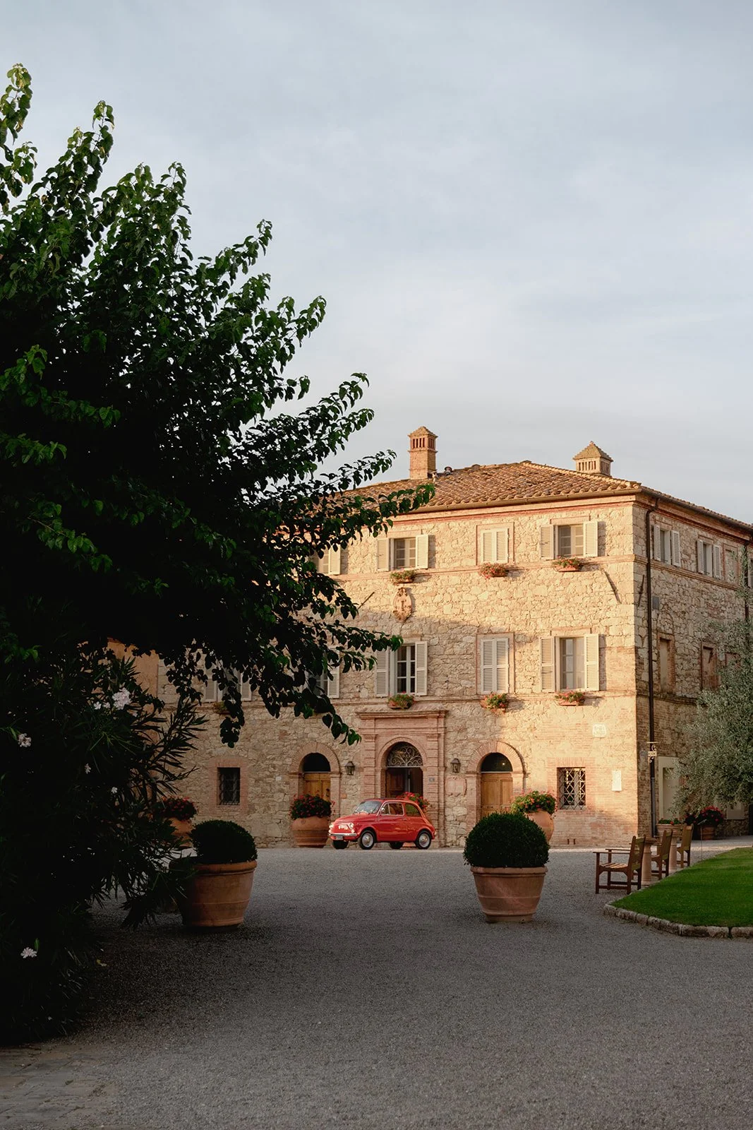Paola Orazi professional destination wedding celebrant in Italy. Tuscany wedding celebrant creates bespoke ceremonies in rolling vineyards and historic villas.