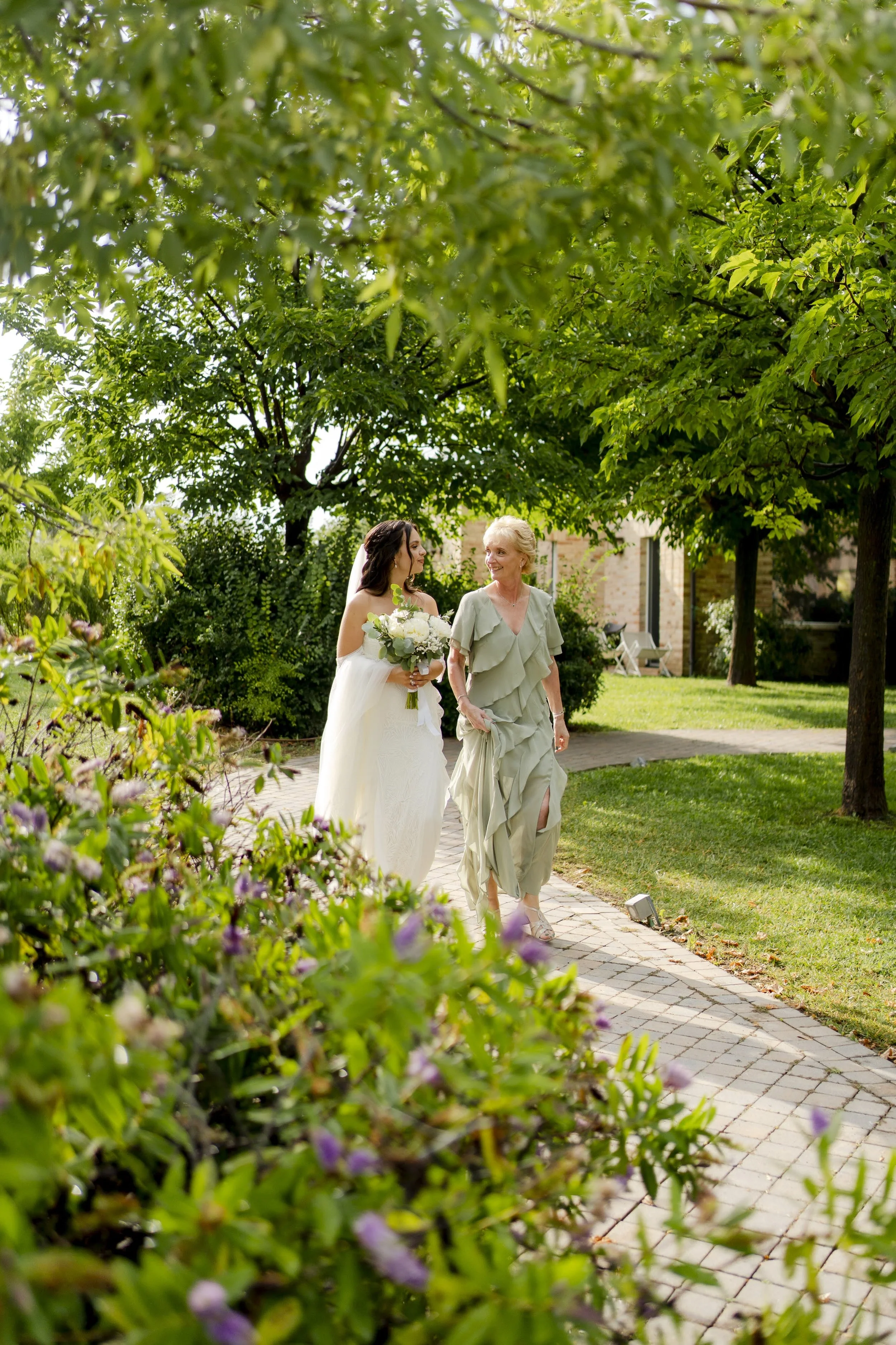 Chelsey and Sam’s wedding celebration in Italy was an intimate, joyful ceremony, beautifully led by Married by Paola, creating unforgettable moments for all.