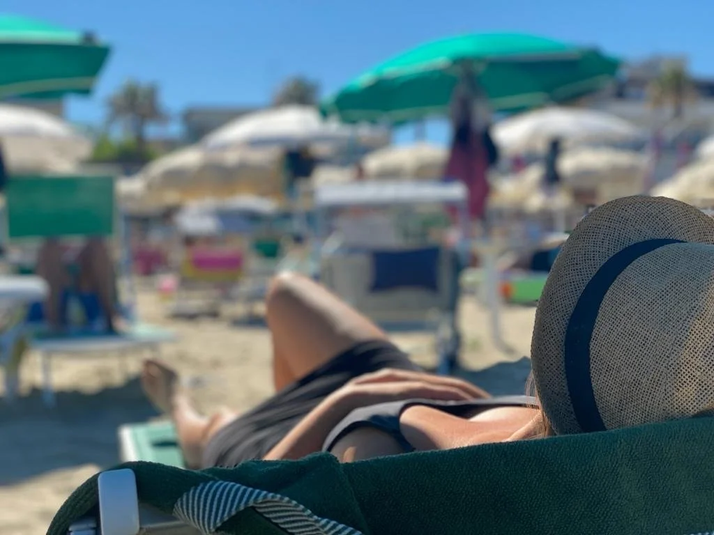 For couples who adore long alfresco dinners, golden sunsets over vineyards and authentic Italian cuisine, I design wedding ceremonies that feel as warm and unforgettable as your celebration.