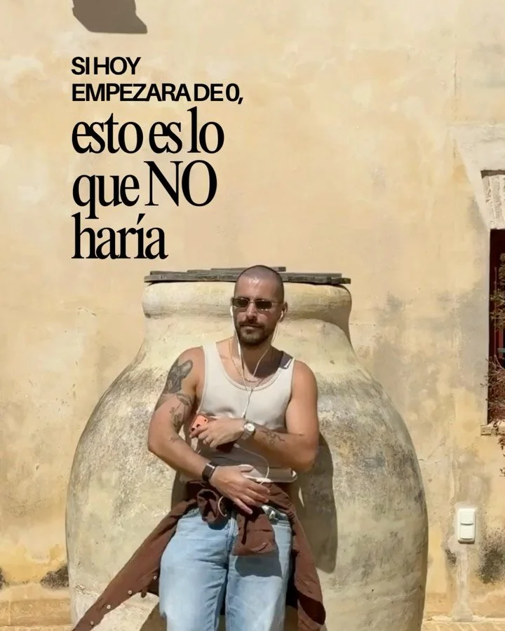 Si hoy empezara de 0, esto es lo que no har&iacute;a.

Esperar demasiado.
Depender solo de redes.
Querer gustar a todo el mundo.
No poner en valor tu trabajo a tiempo.
Moverte siempre dentro de lo conocido.

Todo eso retrasa m&aacute;s de lo que ayud