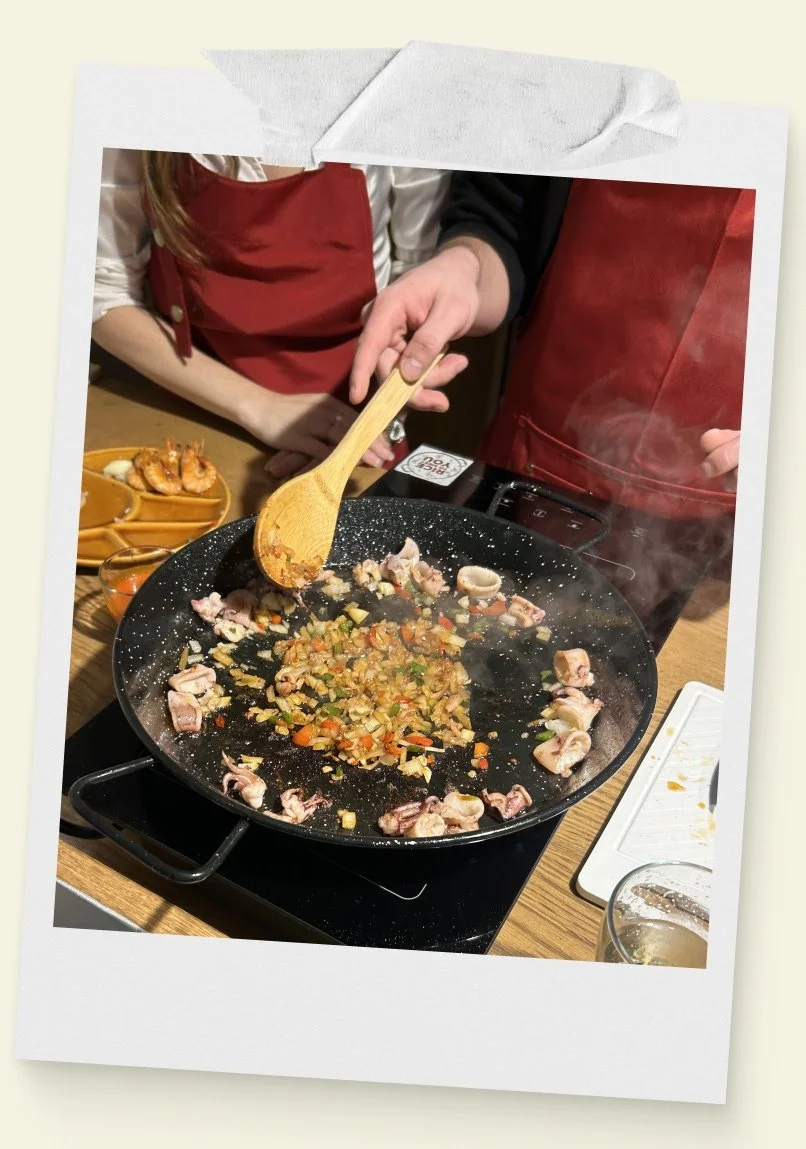 Cocinando una paella en Rice To Meet You en Barcelona
