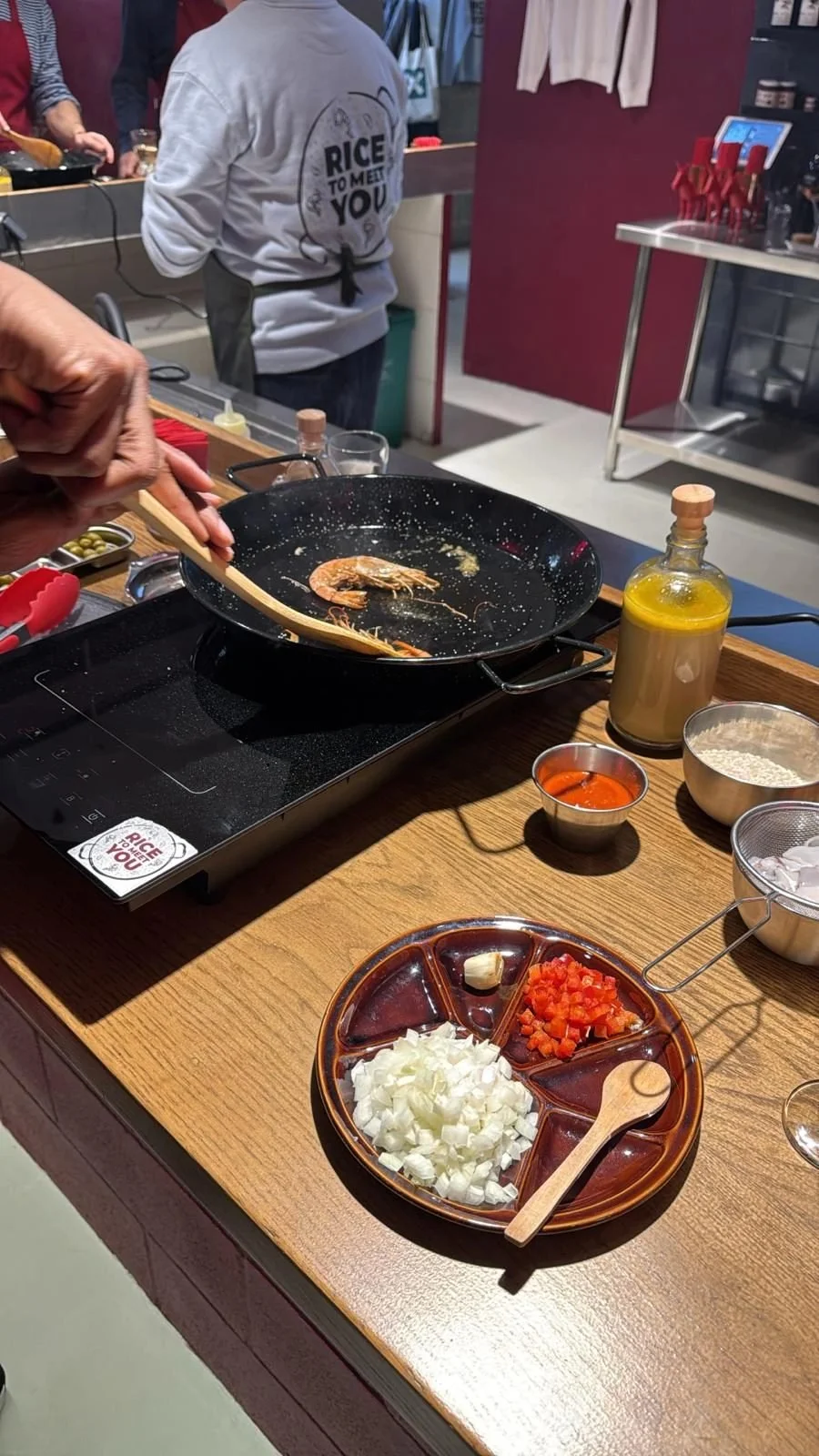Ingredientes frescos del taller de paella: arroz bomba, azafrán, sofrito y verduras