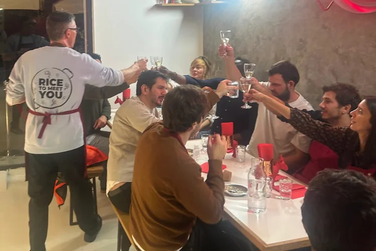 Mesa servida con arroces y tapas en el restaurante de Rice to Meet You, El Raval
