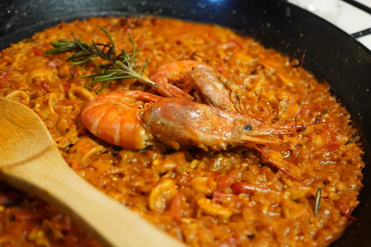 Paella de marisco con langostinos y romero en el restaurante Rice to Meet You, arroz Albufera D.O. Valencia