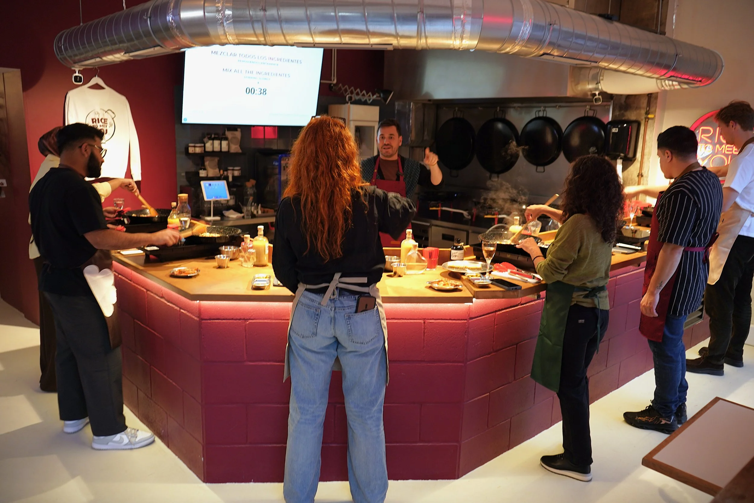Taller de paella privado vs. en grupo: ¿cuál es mejor para ti?