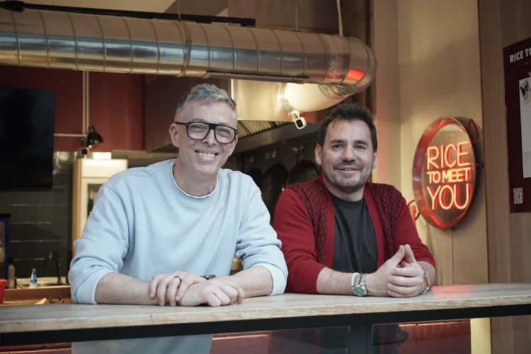 Luis Viva y Leo Pavanetto, socios fundadores de Rice to Meet You, en la barra de su restaurante en el Raval, Barcelona