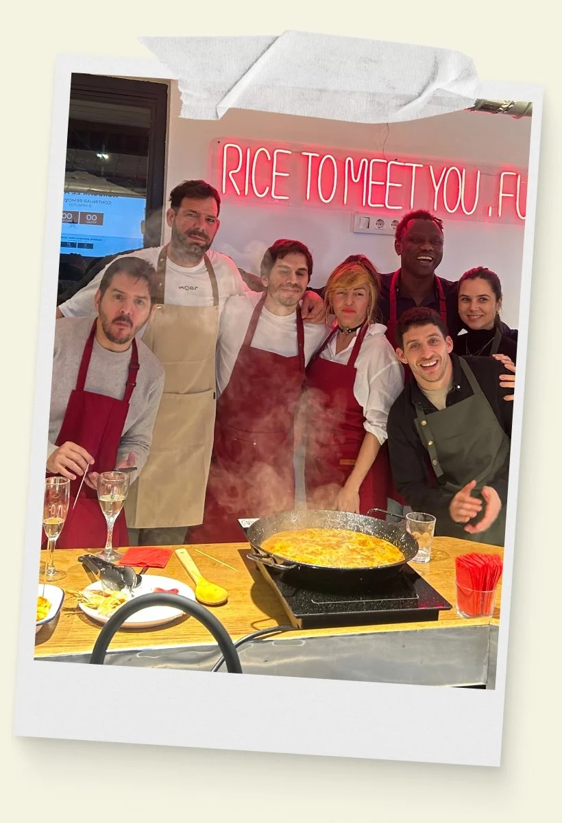 Un grupo disfruta de un taller de paella en Rice To Meet You en barcelona