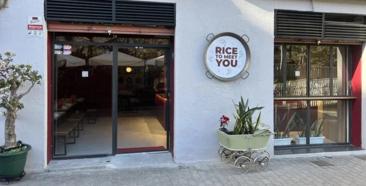 Fachada de Rice to Meet You en Carrer de la Lleialtat, El Raval, Barcelona