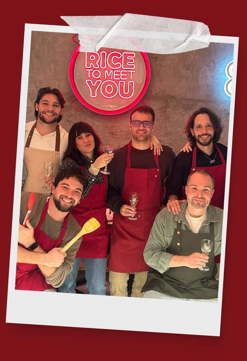 Un grupo comparte un taller de paella en Rice To Meet You en Barcelona
