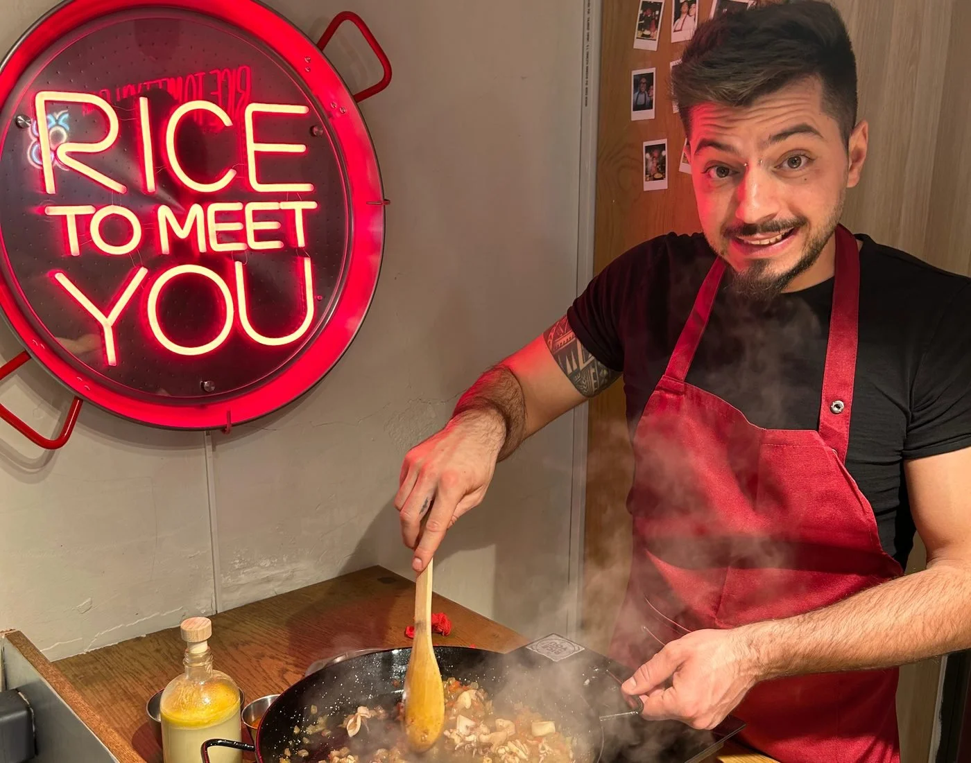 Removiendo el sofrito de una paella durante el taller en El Raval, Barcelona