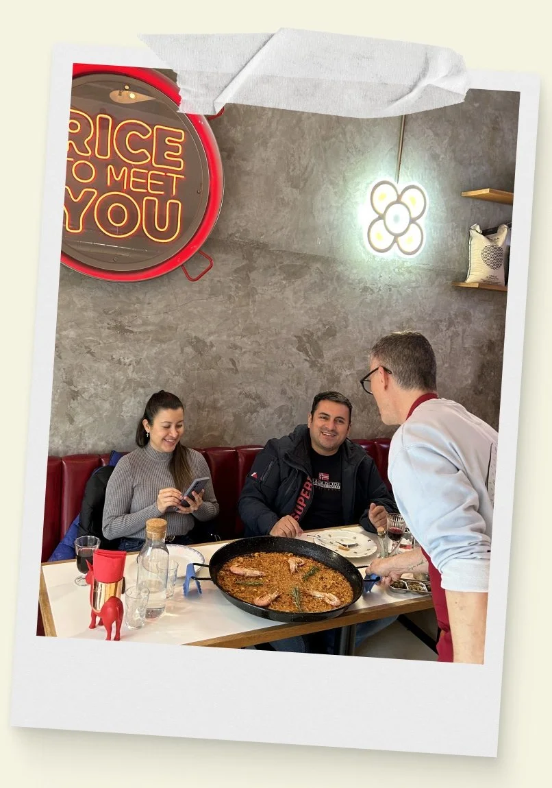 Una pareja disfruta comiendo una paella en el restaurante Rice To Meet You en Barcelona