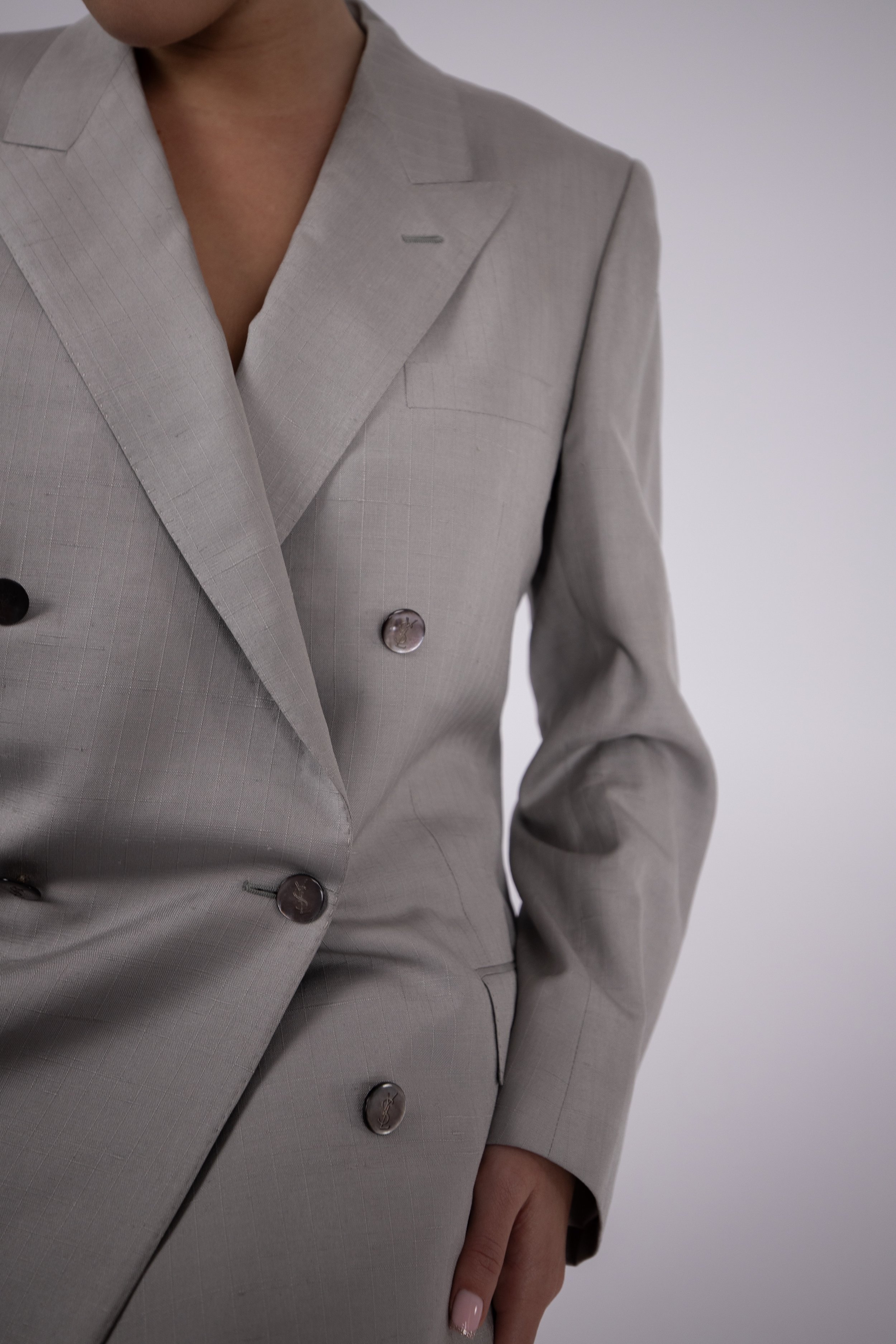 Bespoke women’s tailored blazer in light grey wool, showcasing refined fit and craftsmanship.