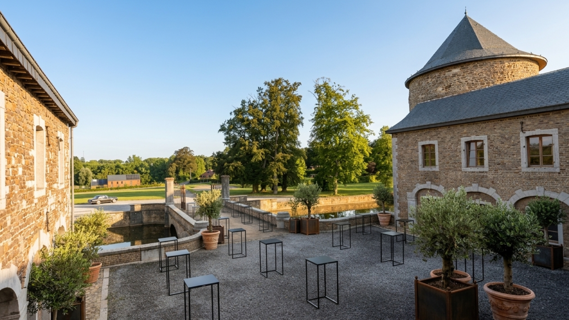 cour-entree-exterieure-chateau-de-neuville-en-condroz-liege-belgique.png.png