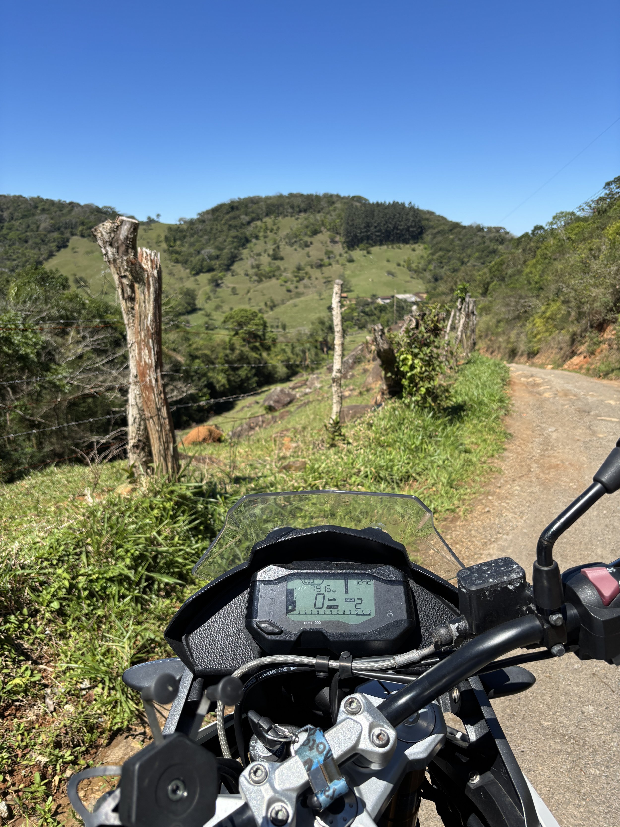 Rent a motorbike on a dirt road in Florianópolis. alugar um moto em floripa