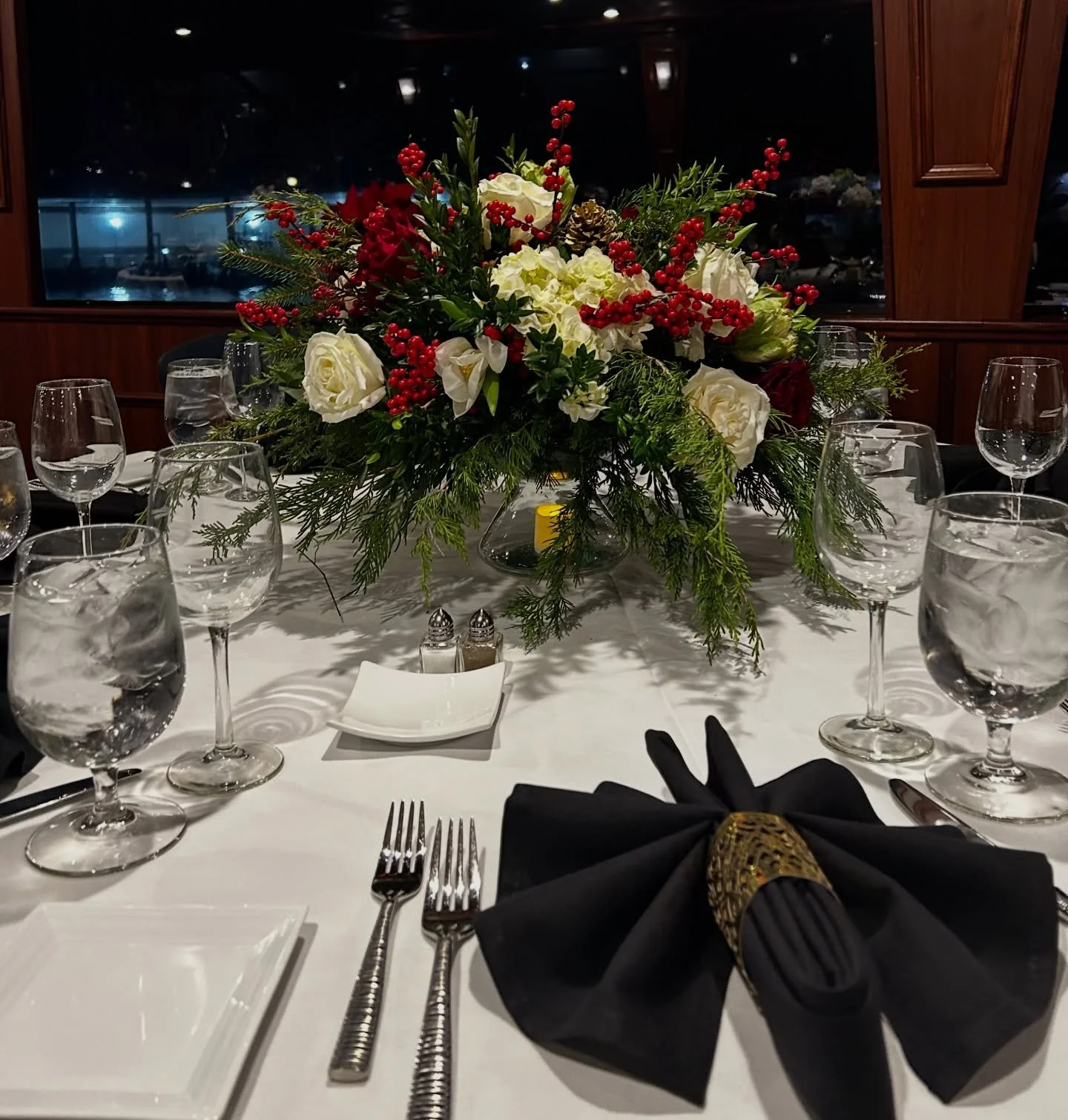 Bringing all the festive vibes to this christmas party on a boat 🧑&zwj;🎄⛴️🌲❤️✨

Want floral arrangements for your corporate party or social gathering? Get in touch! 

💌ninaaliceblooms@gmail.com 
☎️07493059365 
❤️Or fill out the get in touch form 
