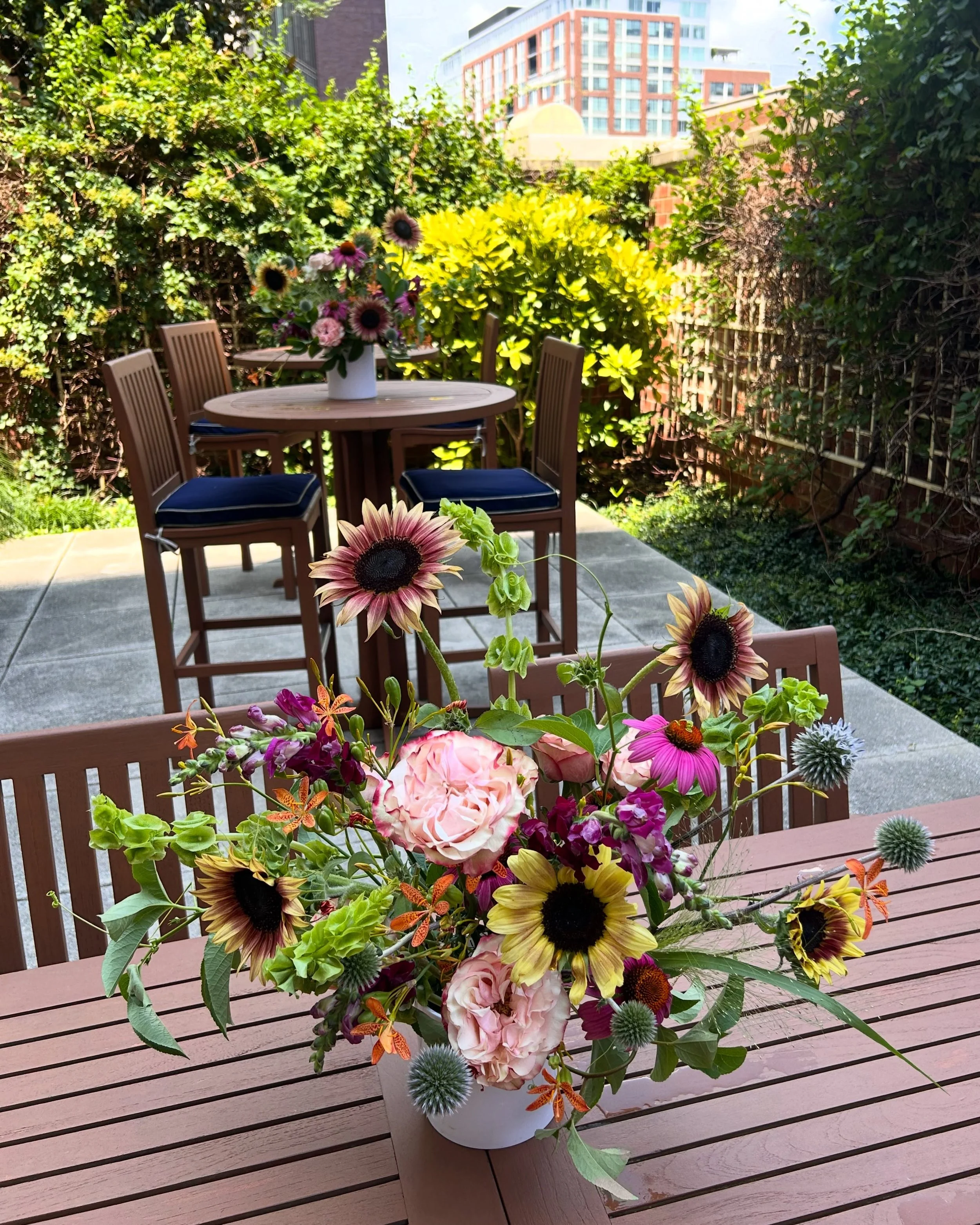 Rooftop garden party 🌇🪴🌻

💌ninaaliceblooms@gmail.com 

Get in touch to order flowers for your event 💞

#elyflorist #cambridgeflorist #cambridgeeventflorist #elywedding #cambridgeweddingflorist