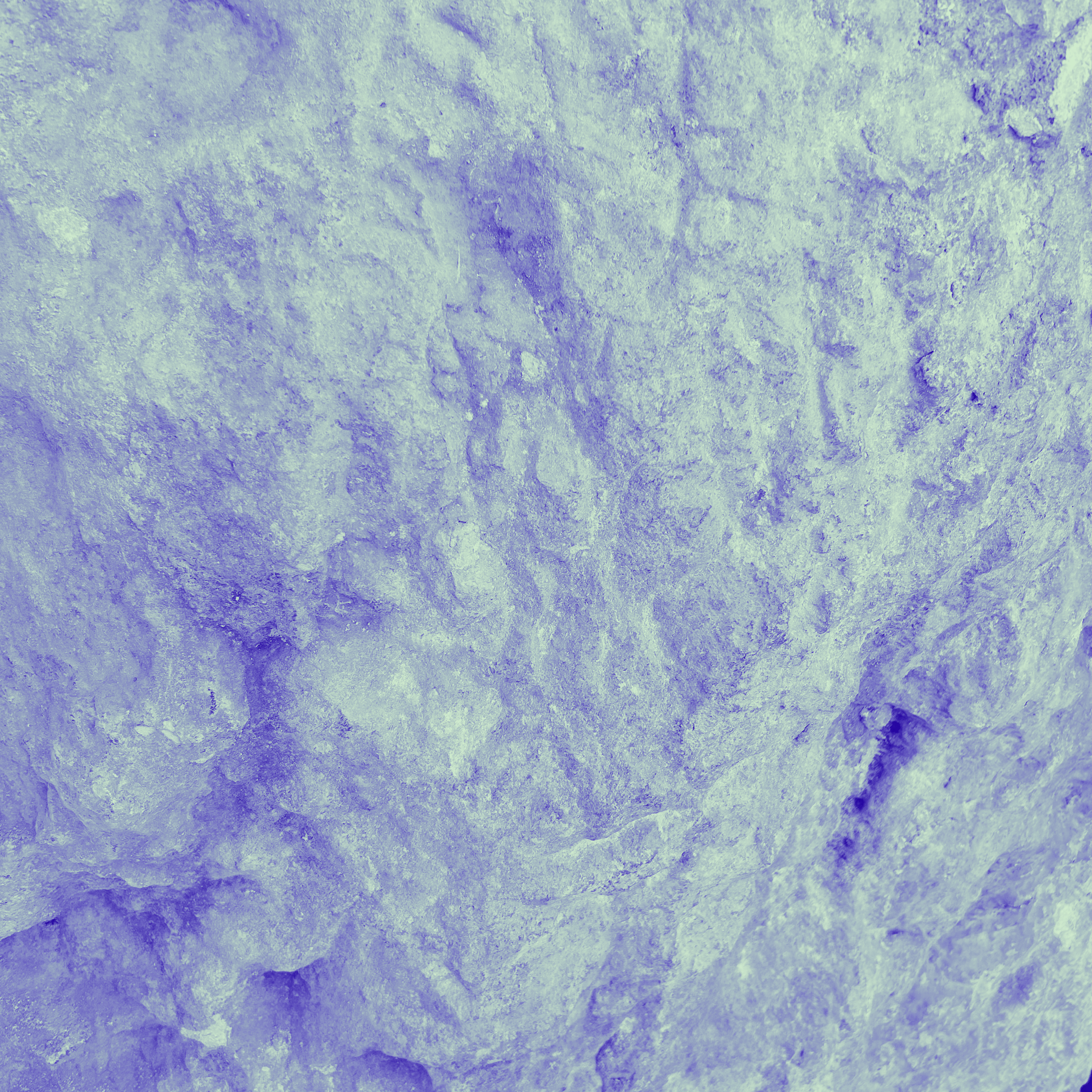 Une texture rocheuse ou minérale avec une teinte violet pâle.