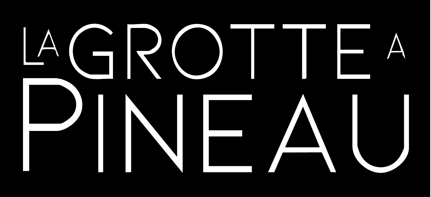 Texte blanc sur fond noir : "La grotte à Pineau"
