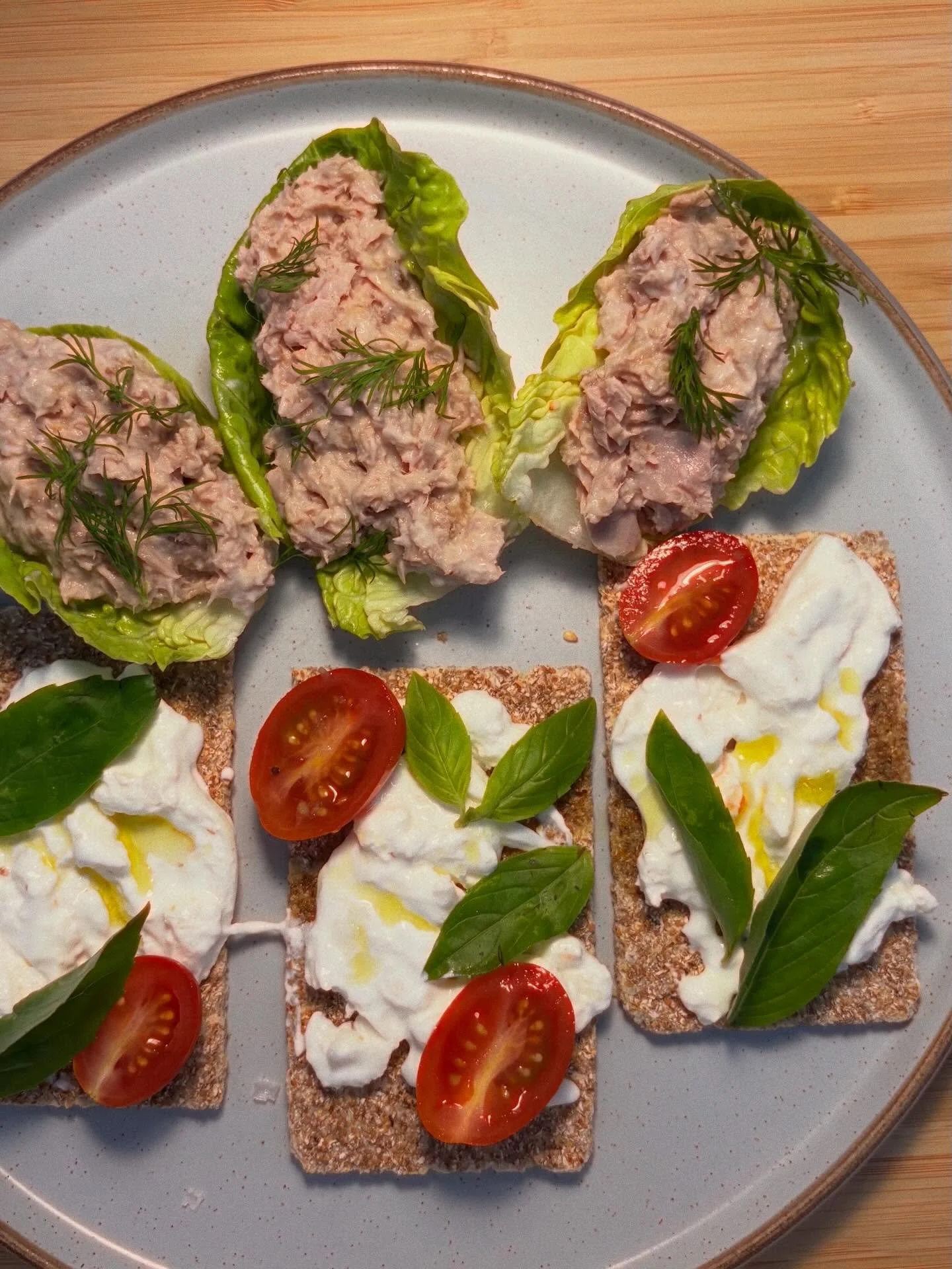 POV: You&rsquo;re working from home and your fridge understood the assignment 😌 

Tuna lettuce boats + rye crisp breads with burrata

517 kcal | 38.7g protein | 21.2g carbs | 30.5g fats

#fitness #health #food #healthyliving #gym