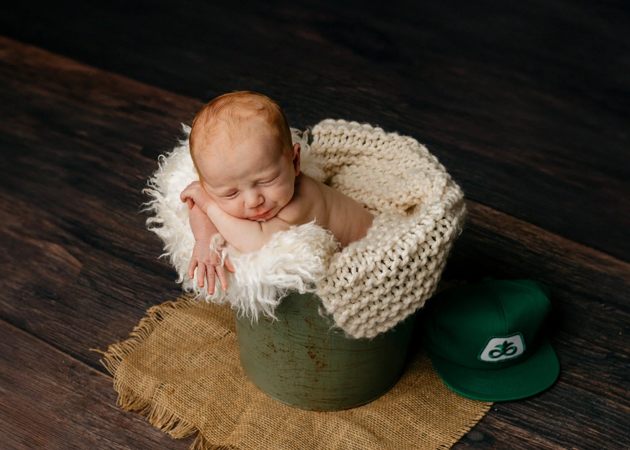 A baby snoozing in a bucket 💤
&bull;
&bull;
#newbornphotography  #newbornphoto #kcmo #kansascity #photography #photographer