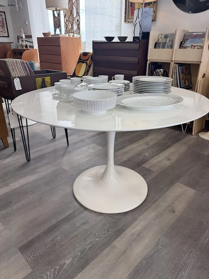 Saarinen Style Round White Dining Table w Tulip Base 47" round x 29"h