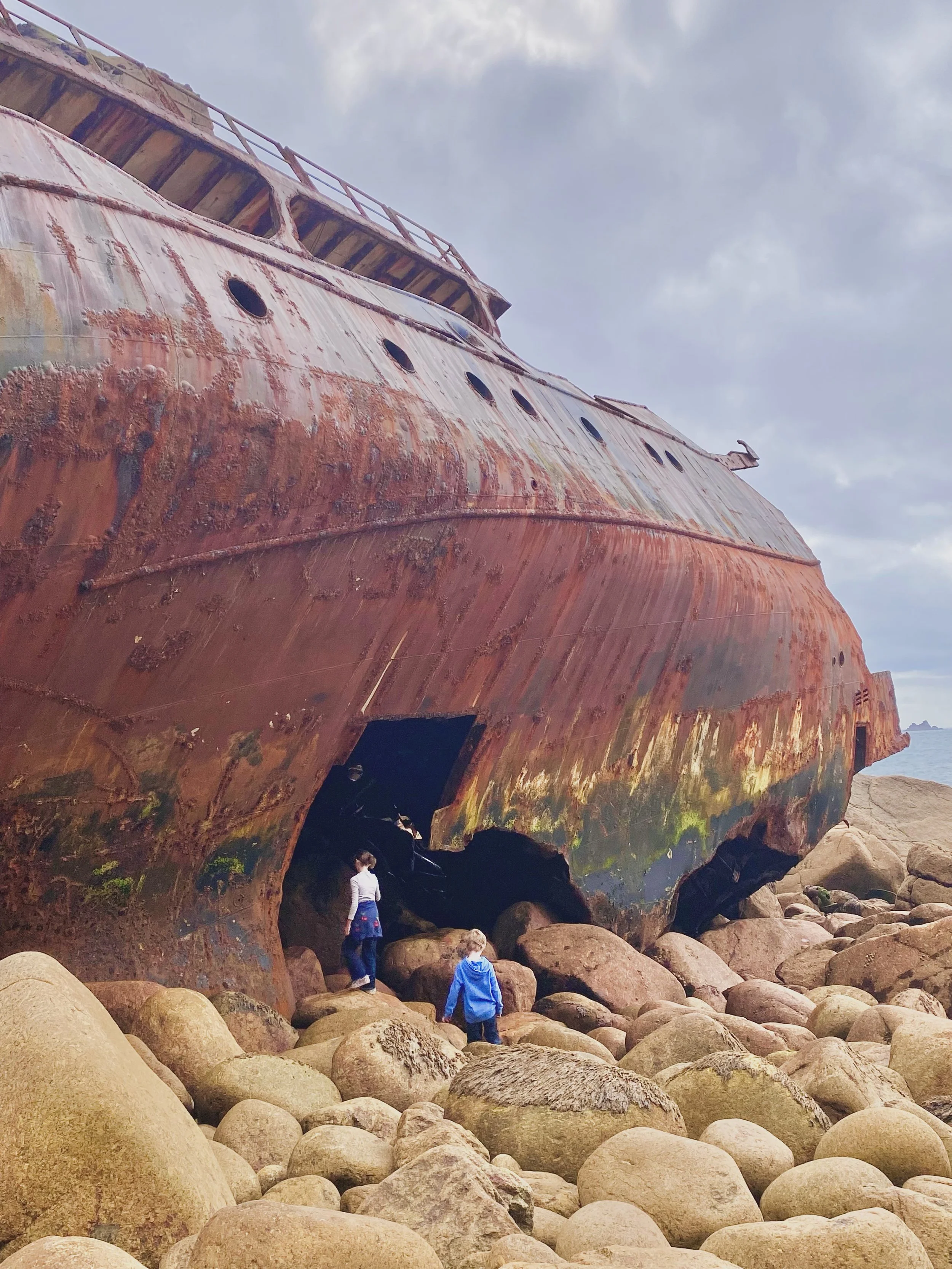 Me and the kiddos visiting the shipwreck a few weeks back. They were so excited to go on it in the flesh. I&rsquo;d been promising them for ages we&rsquo;d do it! 

#shipwreck #muse #robinfriend #littleadventure