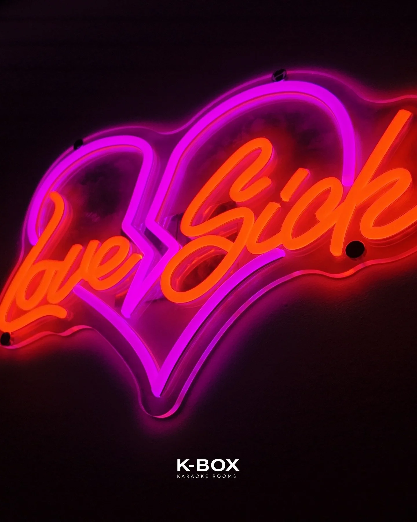 En K-Box tenemos 8 salas tem&aacute;ticas, una muy diferente a la otra, tienes que venir y visitar cada una de ellas para que vivas la experiencia inmersa que tienen ✨

&iquest;Preparados para vivir el karaoke como nunca antes? 😎😏