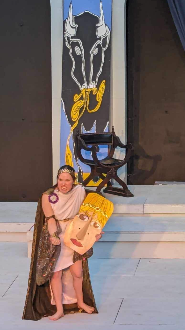 Medea - throne scene