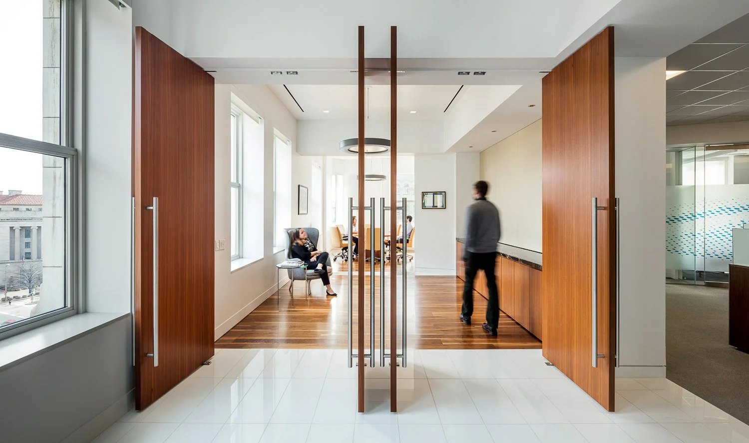 At the culmination of the Skywalk Corridor, a meeting space provides views of the capitol and a premium setting.
