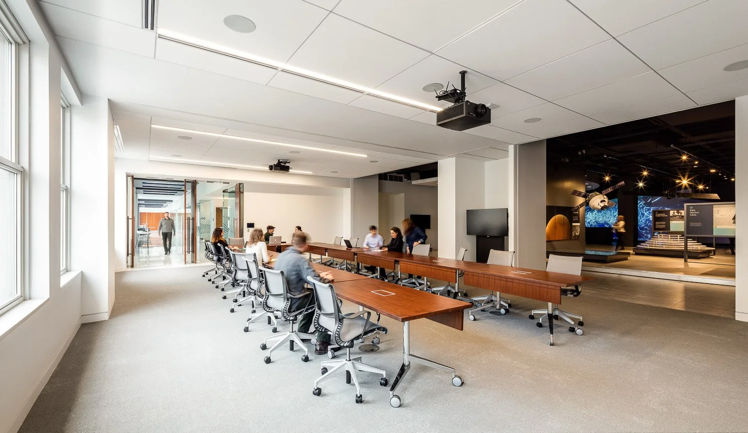 The large collaboration center area opens onto the Innovation Gallery, where guests and visitors can get a glimpse or partner on future breakthroughs.