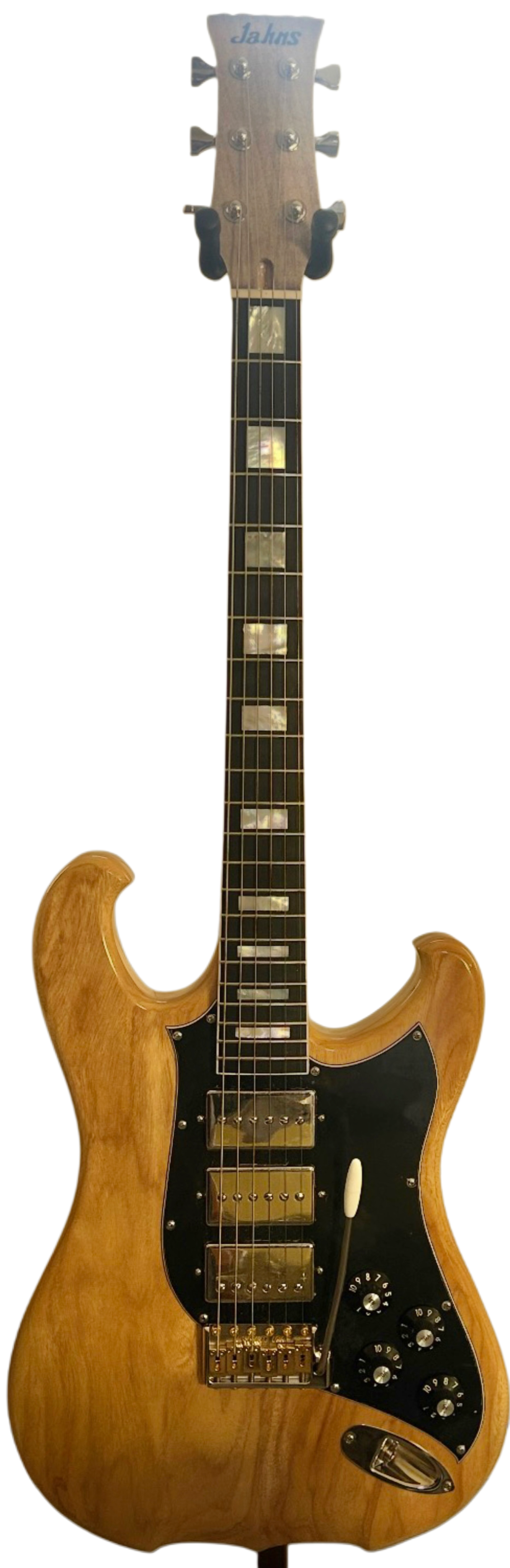 •Primavera body  • Figured maple neck
• Ebony fretboard with genuine mother-of-    pearl block inlays • White binding 
• 10 radius •25.5” scale length
•Hand-wound humbucker-sized P-90s (neck & middle)
•    Hand-wound PAF-style humbucker (bridge)
•   