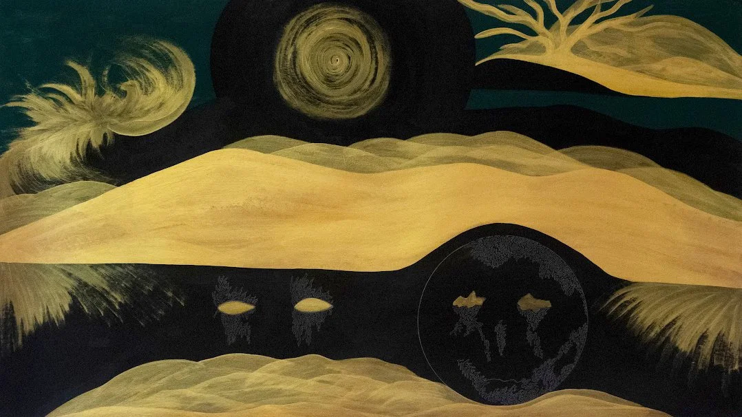 Un paisaje abstracto con montañas, un cielo nocturno con un gran círculo en el centro, y figuras que parecen ser ojos y caras en la oscuridad.