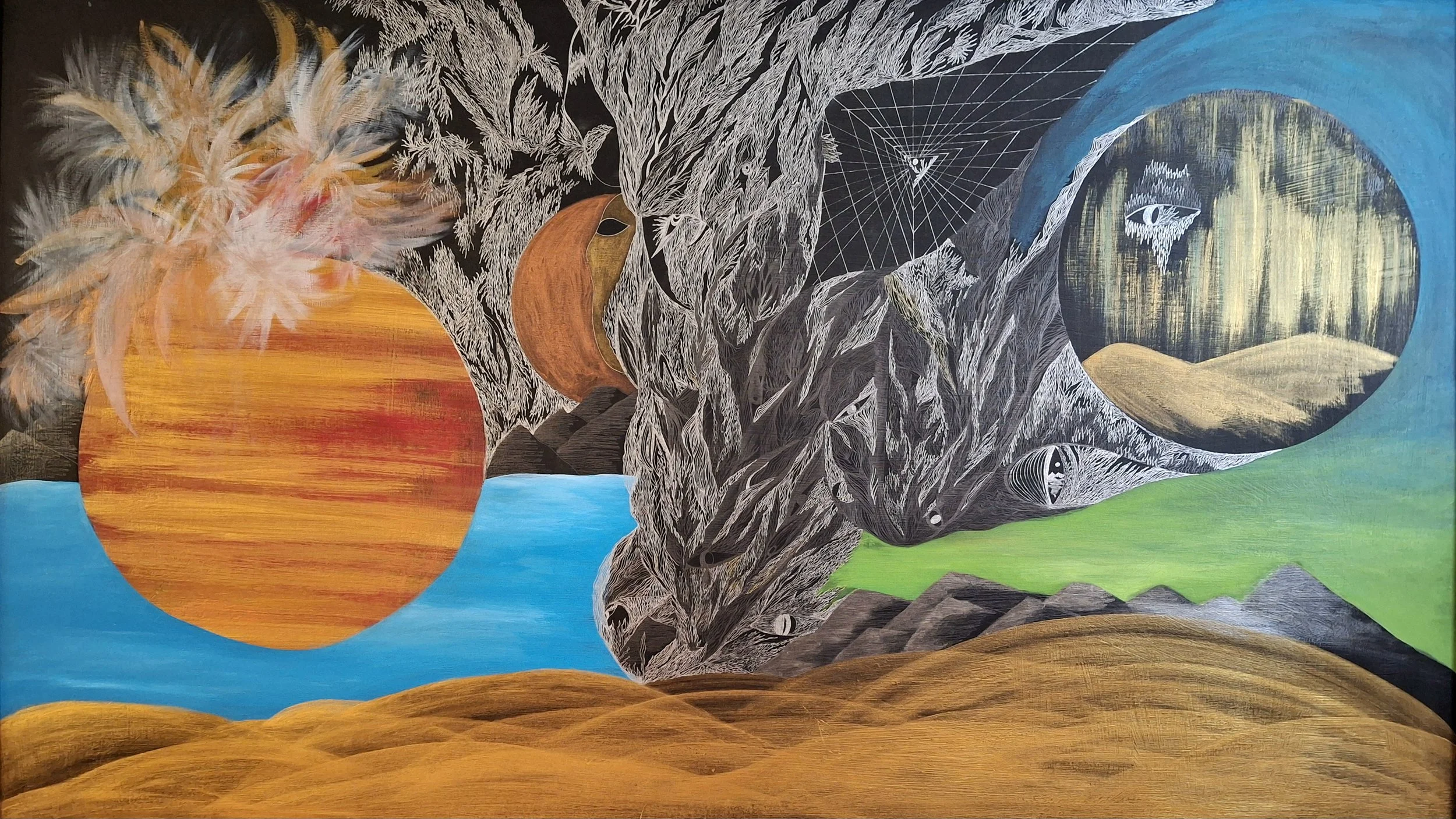 Un mural colorido con elementos de la naturaleza, incluyendo un árbol con hojas blancas, un sol naranja y un paisaje con montañas y cielo azul, además de ojos y figuras geométricas ocultas en el árbol.