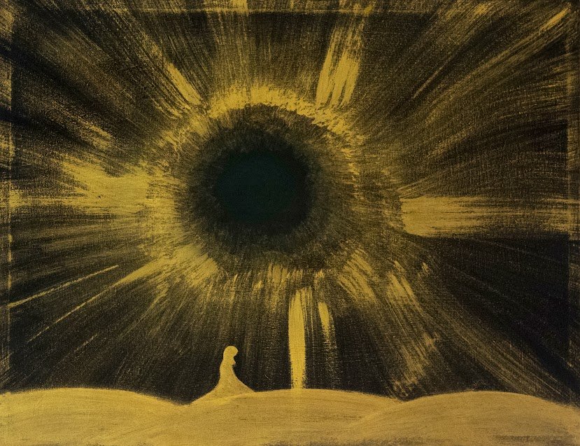 Una pintura abstracta que representa un astro con un agujero negro en el centro, con trazos en tonos oscuros y amarillo. En la parte inferior, una figura humana observa el fenómeno cósmico.