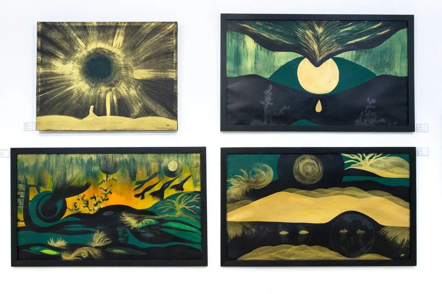 Cuatro cuadros con personajes y escenarios surrealistas en tonos oscuros y verdes en una galería de arte.