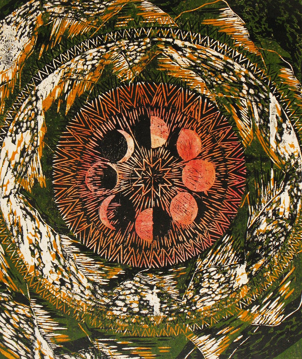 Ilustraciónabstracta con patrones de hojas y formas de fases lunares en el centro, en tonos de verde, naranja y negro.